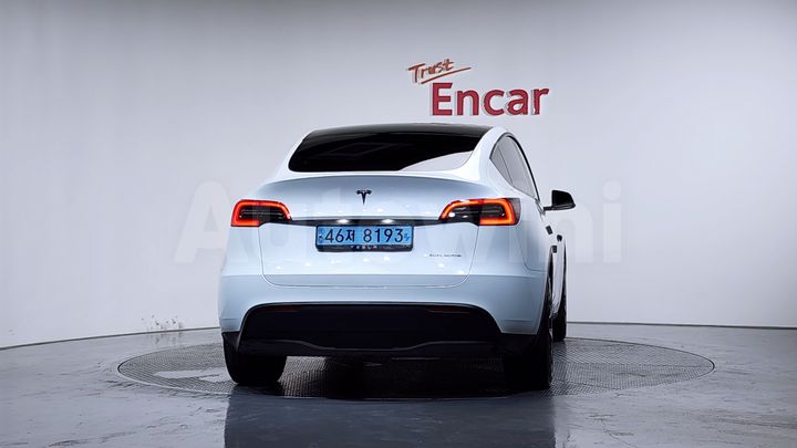 Tesla Model Y 2023 — 4