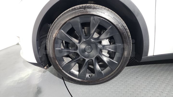 Tesla Model Y 2023 — 5