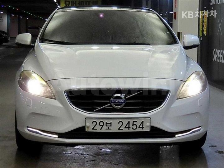 Volvo V40 2016 — 2