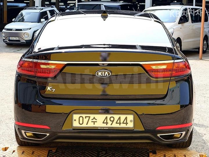Kia K7 2018 KNALB415BJA138405 — 3