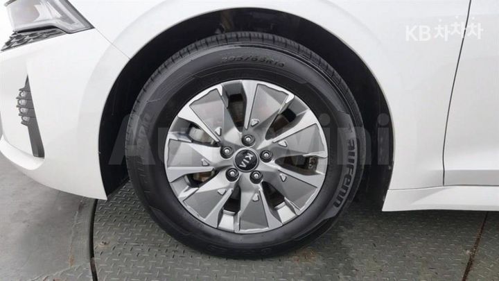 Kia K5 2021 KNAG141JBMA017743 — 5