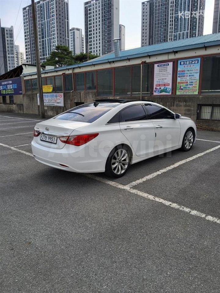 Hyundai Sonata 2011 KMHEC41MBBA311374 — 2