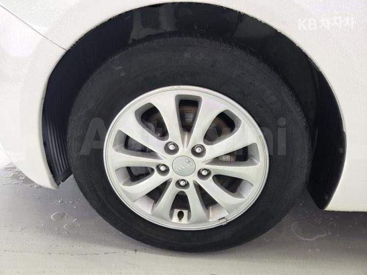 Kia K3 2013 KNAFK412BDA036850 — 5