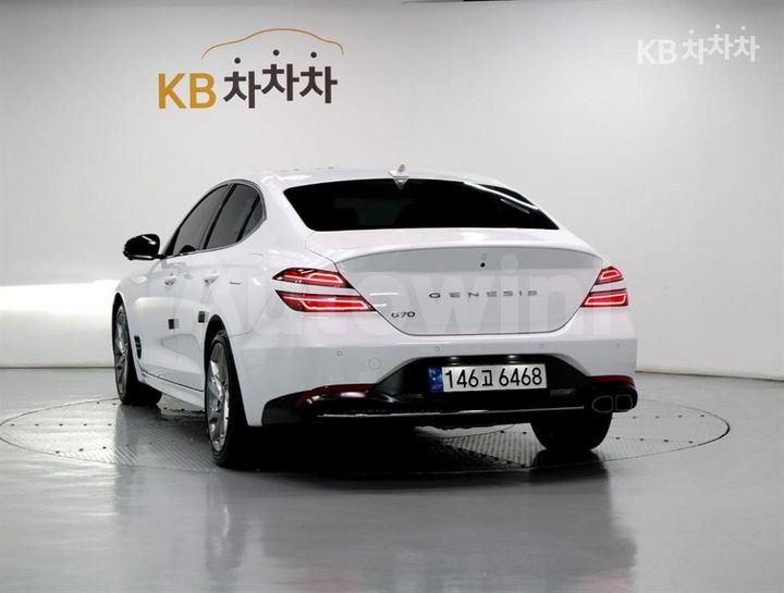 Genesis G70 2022 KMTG341ABNU106253 — 4
