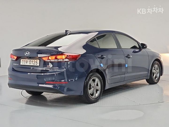 Hyundai Avante 2017 KMHD741DBHU199610 — 4