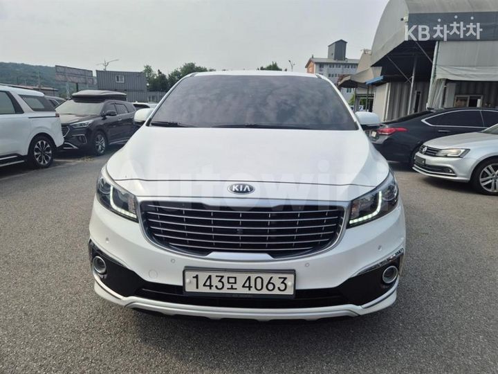 Kia Carnival 2018 KNAME81ABJS353734 — 2