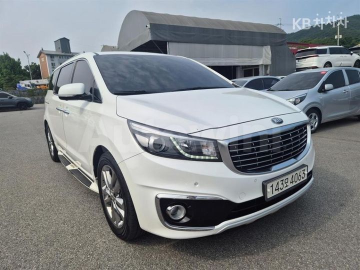 Kia Carnival 2018 KNAME81ABJS353734 — 3