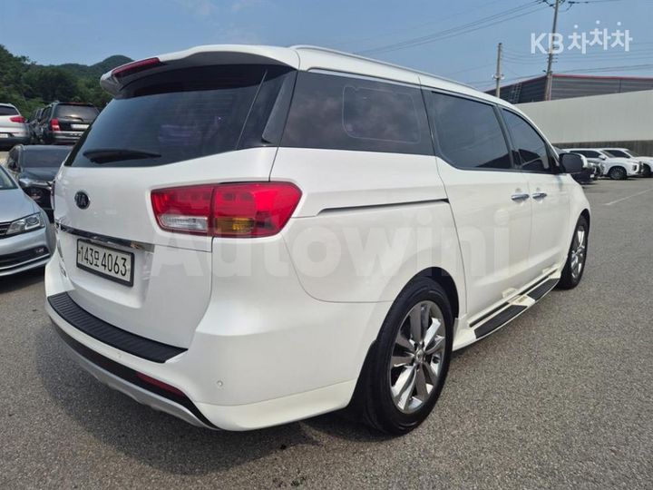Kia Carnival 2018 KNAME81ABJS353734 — 4