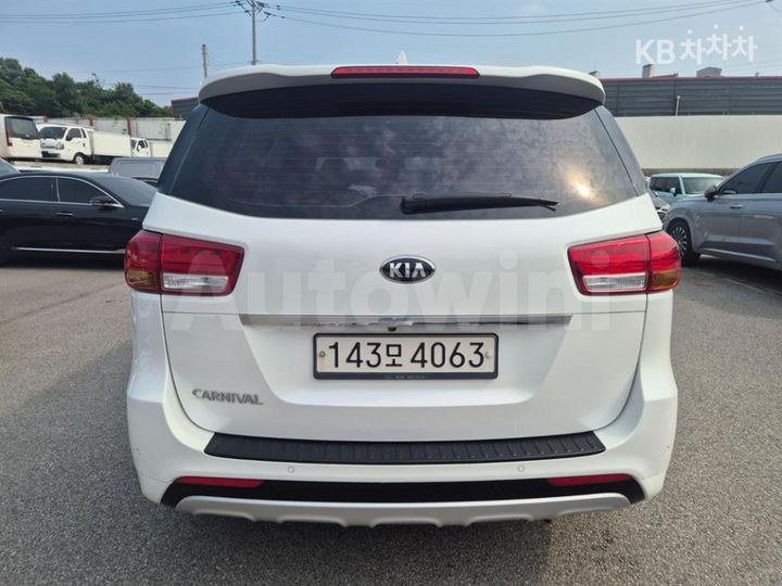 Kia Carnival 2018 KNAME81ABJS353734 — 5