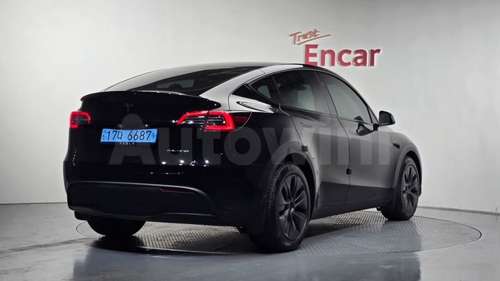 Tesla Model Y 2024 — 3