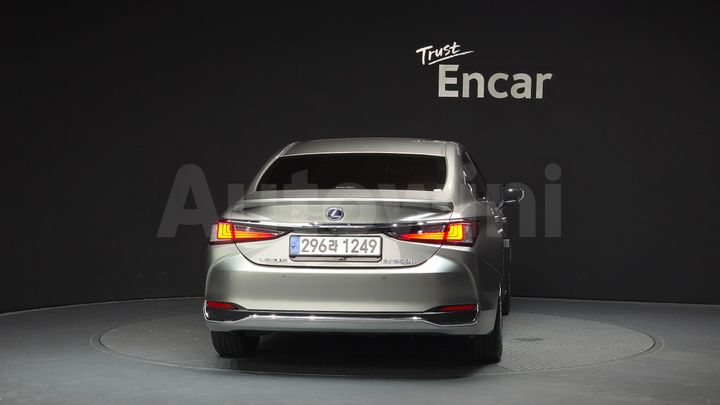 Lexus ES 2021 — 4