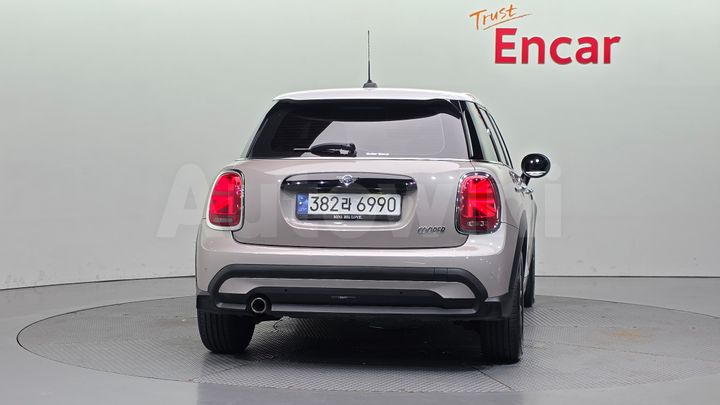 Mini Cooper 2024 — 4