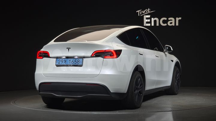 Tesla Model Y 2024 — 2