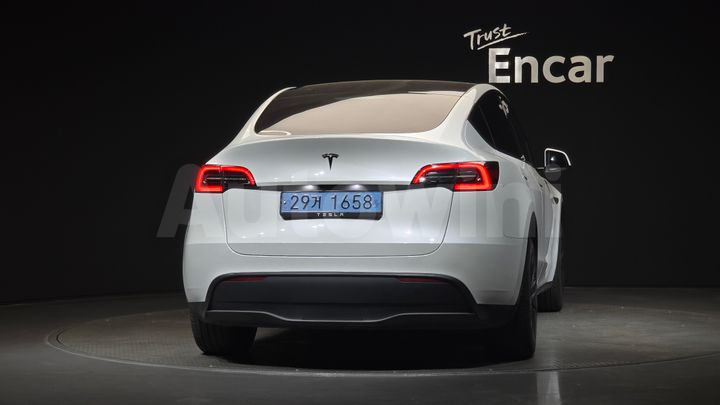 Tesla Model Y 2024 — 4