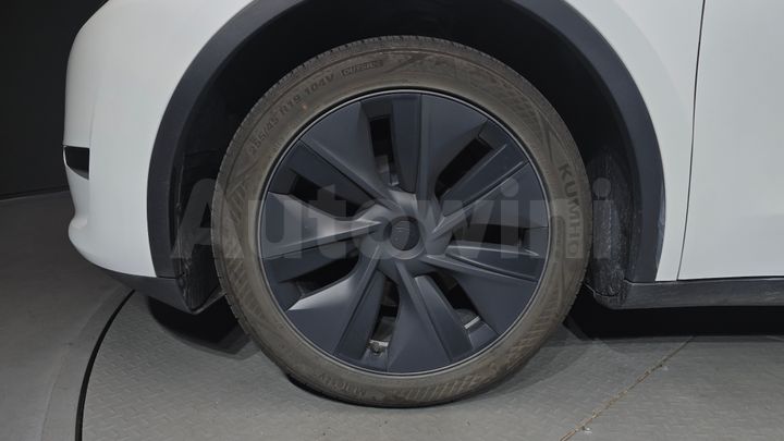 Tesla Model Y 2024 — 5