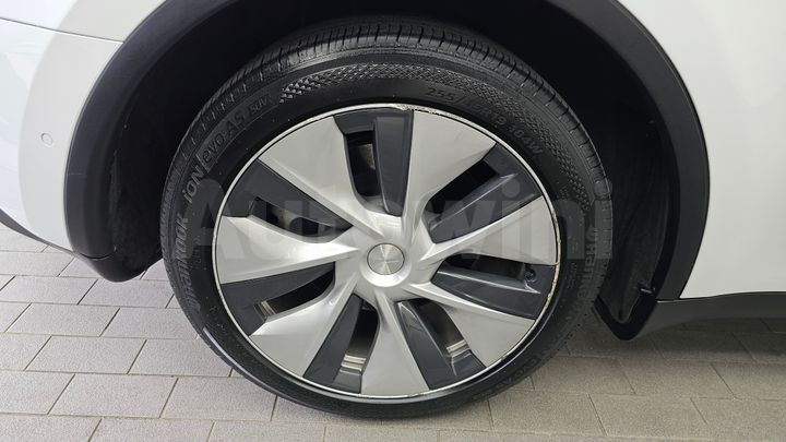 Tesla Model Y 2021 — 5