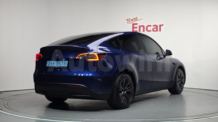Tesla Model Y 2025 — 2