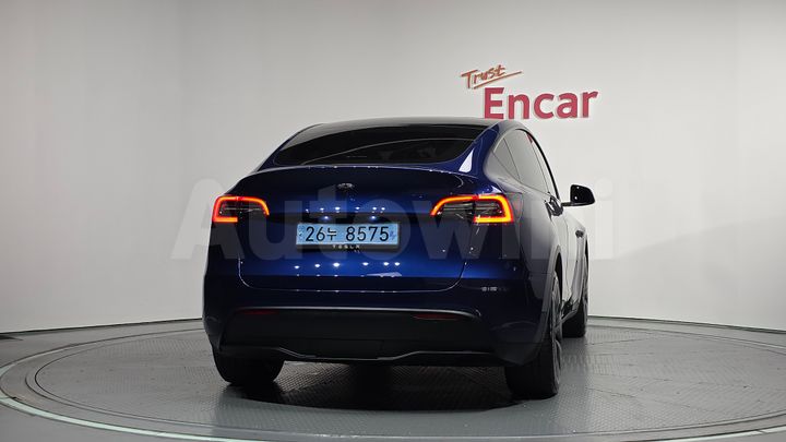Tesla Model Y 2025 — 4