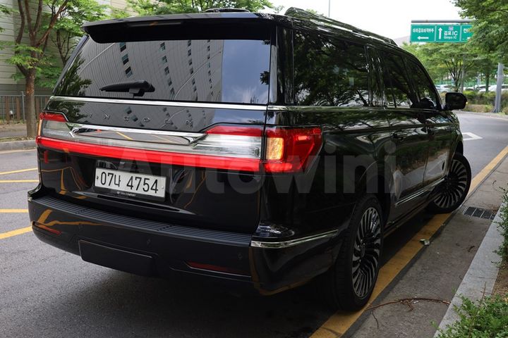 Lincoln Navigator 2019 5LMJJ3TTXKEL03262 — 3