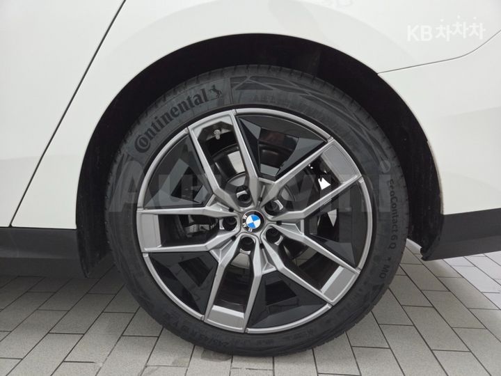 BMW 5 Series 2025 — 5