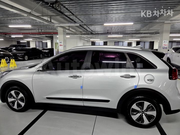 Kia Niro 2017 KNACB81CGHA030491 — 4