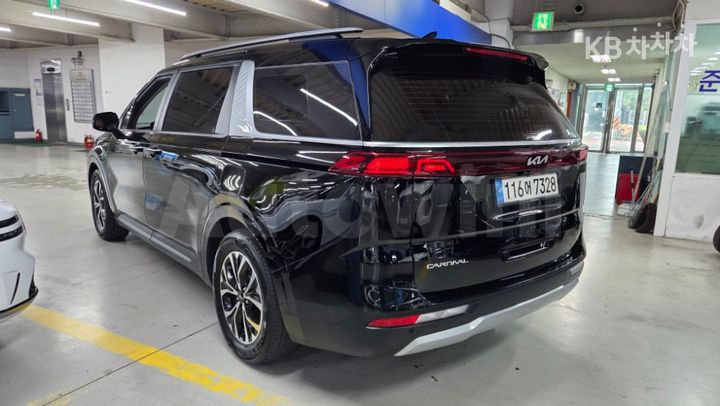 Kia Carnival 2023 KNANB813BPS328945 — 4