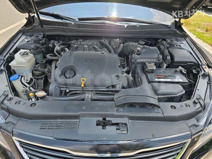 Kia K7 2011 KNALM412BBA034254 — 3