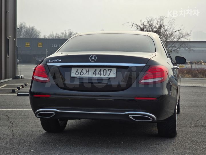 Mercedes-Benz E Class 2018 WDDZF0EB6JA402512 — 2