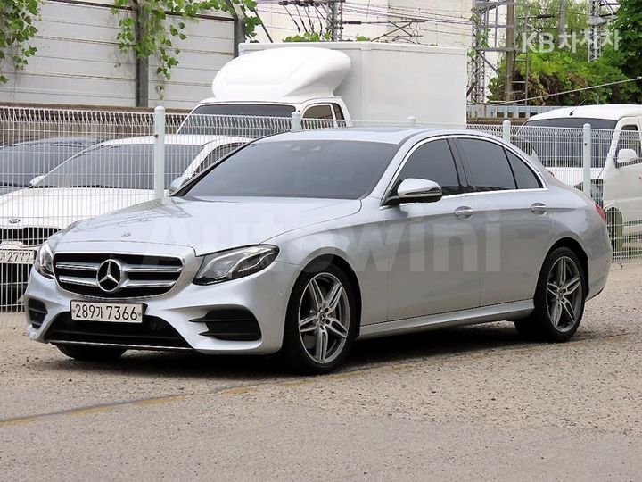 Mercedes-Benz E Class 2019 WDDZF4JB5KA498695 — 2