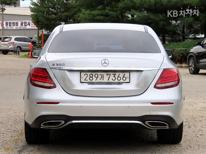 Mercedes-Benz E Class 2019 WDDZF4JB5KA498695 — 4