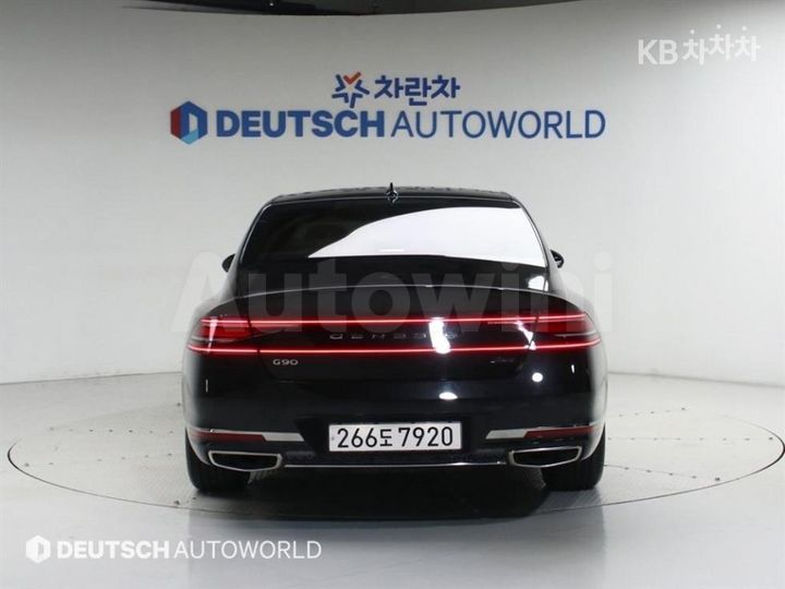 Genesis G90 2022 KMTFA41DDNU007801 — 3