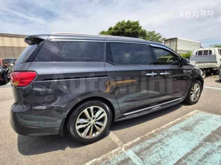 Kia Carnival 2017 KNAME81ABHS278570 — 3