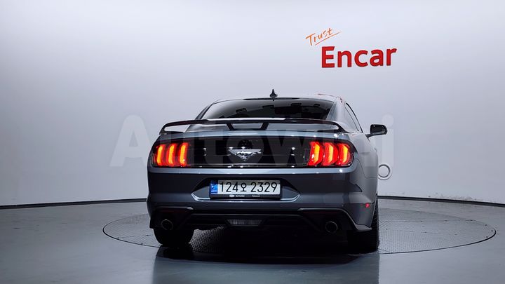 Ford Mustang 2021 — 4