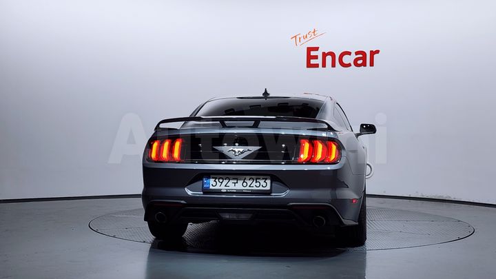 Ford Mustang 2021 — 4