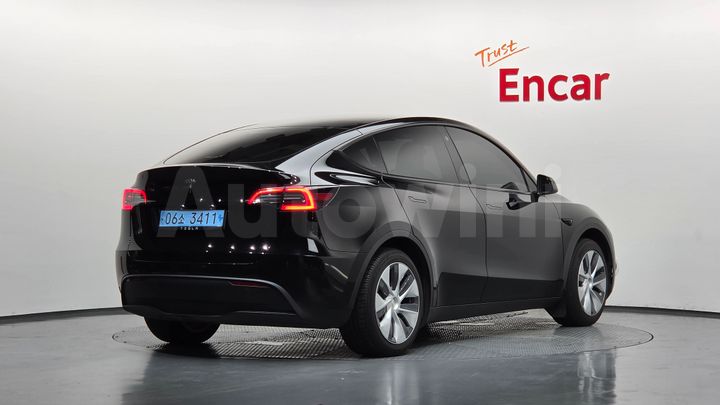 Tesla Model Y 2023 — 2