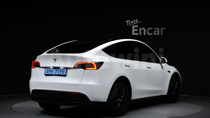 Tesla Model Y 2024 — 2