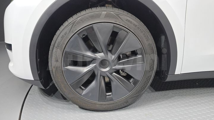 Tesla Model Y 2024 — 5