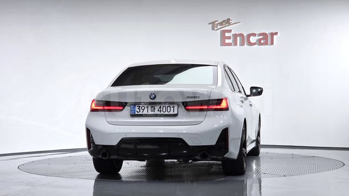 BMW 3 Series 2023 — 3