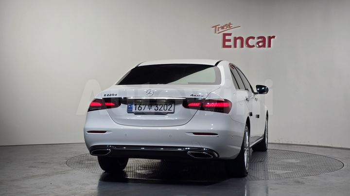 Mercedes-Benz E Class 2023 — 4