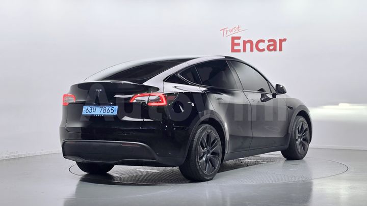 Tesla Model Y 2024 — 2