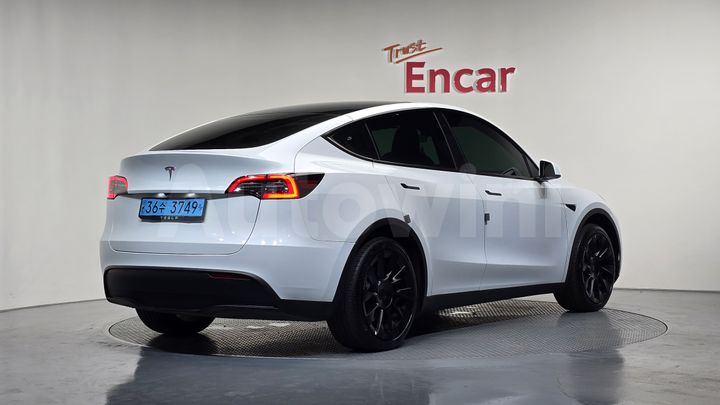 Tesla Model Y 2023 — 2