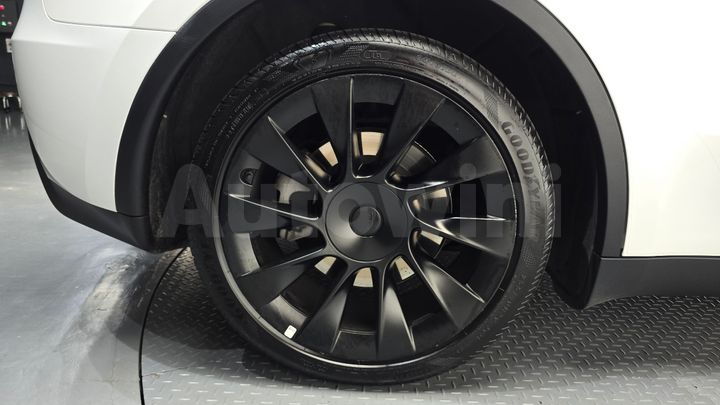 Tesla Model Y 2023 — 5