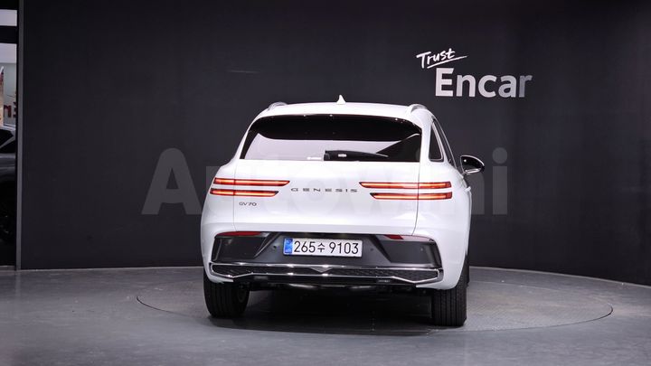 Genesis GV70 2025 — 3