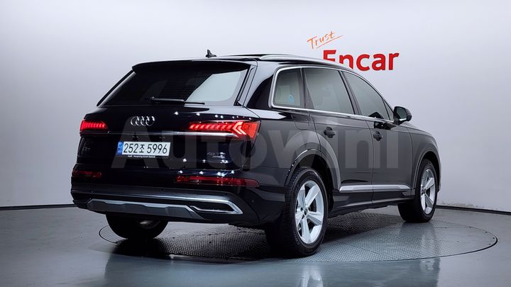 Audi Q7 2021 — 2