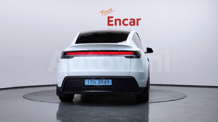 Tesla Model Y 2026 — 3