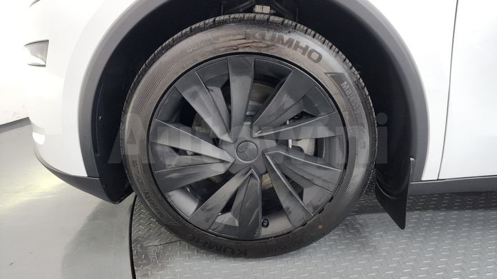 Tesla Model Y 2026 — 4