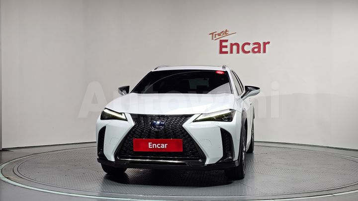 Lexus UX 2021 — 3