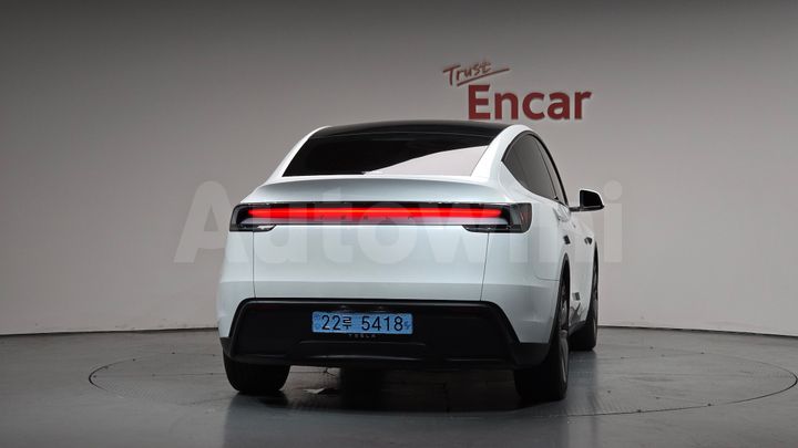 Tesla Model Y 2025 — 3
