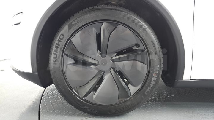 Tesla Model Y 2025 — 4