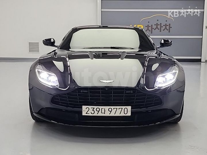 Aston Martin DB 11 2017 — 2